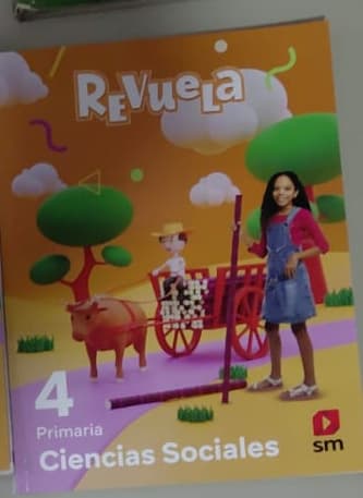 Foto real de Ciencias Sociales Revuela